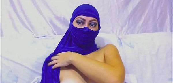  Arabian Babe In Hijab Enjoys Deep Gaping Anal Toying